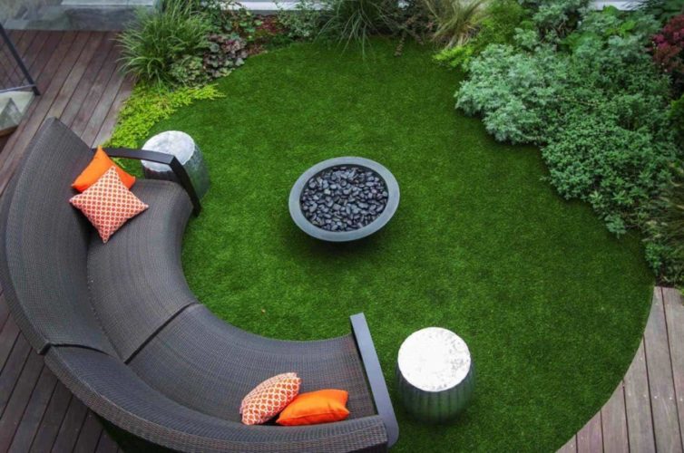 29 Garden Fire Pit Ideas for Cosy Evening Get-Togethers 1 a circular lawn with a curved sofa and fire pit in the centre