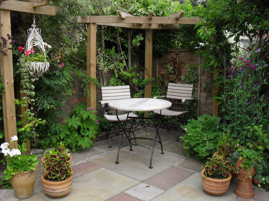 courtyard-landscape-design-regarding-small-courtyard-gardens-design-corner-pergola-outdoor-dining-set