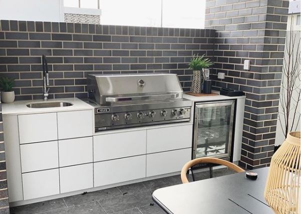 20 Garden Kitchen Ideas For The Perfect Outdoor Cooking Area 22 a small outdoor kitchenette with monochrome cupboards and a slightly mid-century vibe