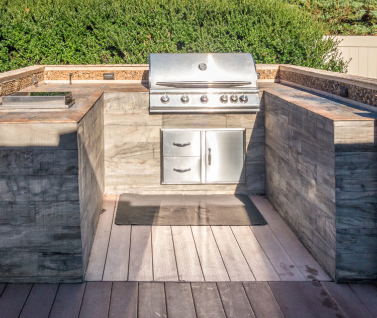 20 Garden Kitchen Ideas For The Perfect Outdoor Cooking Area 6 a u-shaped kitchen at the end of a contemporary garden deck