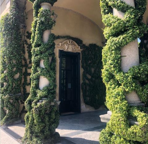 the entrance of Villa del Balbianello which looks like it's covered in vines