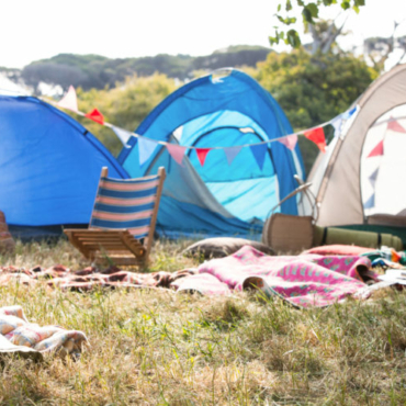 garden camping ideas with blankets and bunting