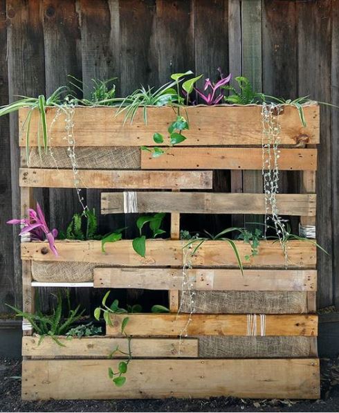26 DIY Pallet Garden Ideas of Things to Make With Pallets 23 a pallet that's been made into a fence that can hold plants