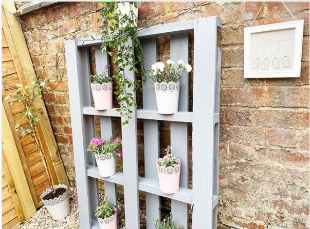 26 DIY Pallet Garden Ideas of Things to Make With Pallets 2 DIY garden pallet ideas using paint and leaning the pallet against the wall to use it as a shelf