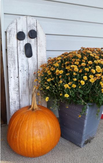 22 Halloween Garden Ideas: Fun & Low-cost Spooky Decorations 14 halloween garden ideas using whitewashed wooden planks nailed together and painted with a ghostly face