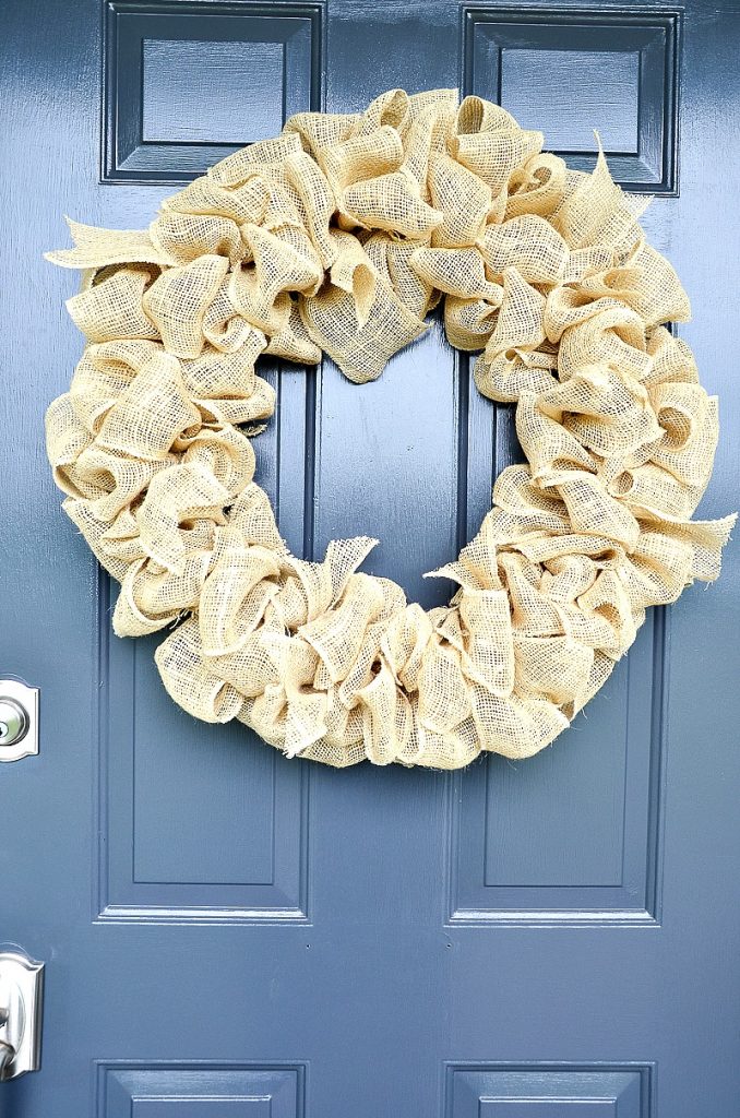 christmas garden ideas using a simple wreath made from scrunched burlap in a shimmery gold colour