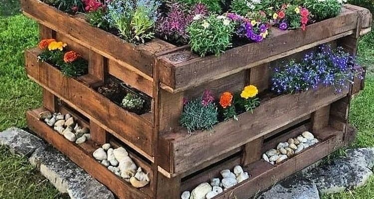 7 Easy Pallet Planter Box Ideas 4 four pallet upright cube planter