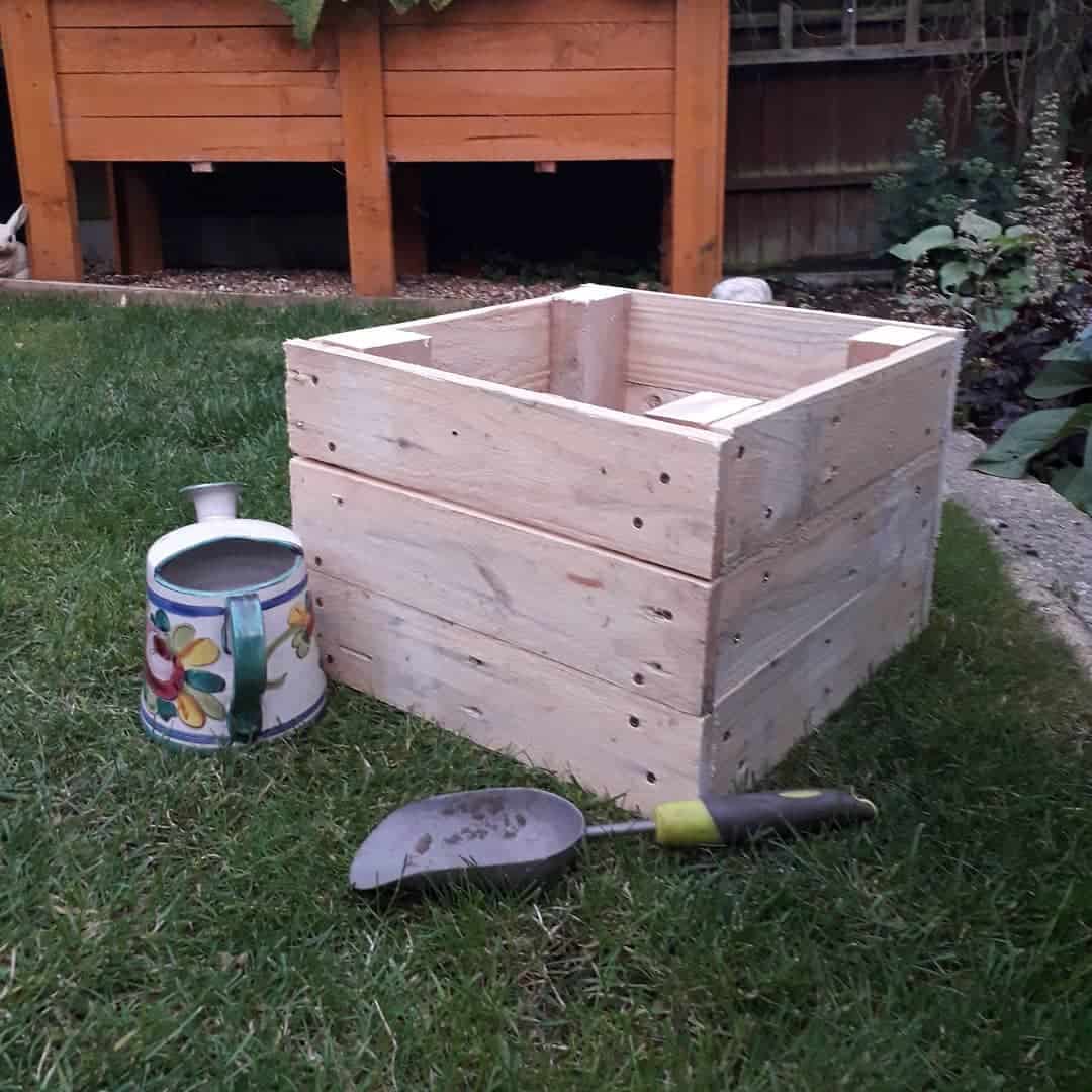 How to Make a Cheap Rustic Wood Planter Box in 4 Steps 2 rustic wooden planter box