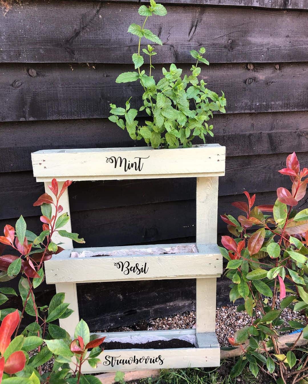 7 Easy Pallet Planter Box Ideas 5 single pallet herb garden