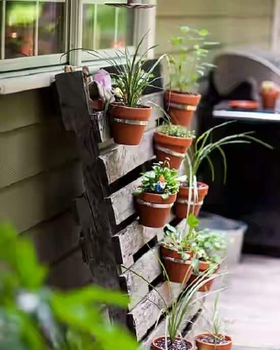 7 Easy Pallet Planter Box Ideas 1 wall-supported pallet grow box