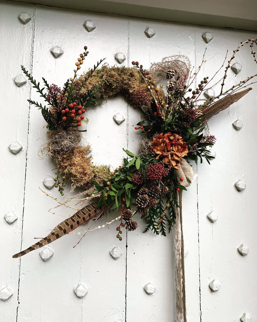 14 Autumn Wreath Ideas to Beautify Your Door 1 Autumn wreath with moss and feathers