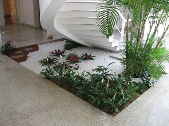 15 Indoor Pebble Garden Under Stairs Ideas: Mini Zen Areas 6 contrasting bamboo indoor pebble garden