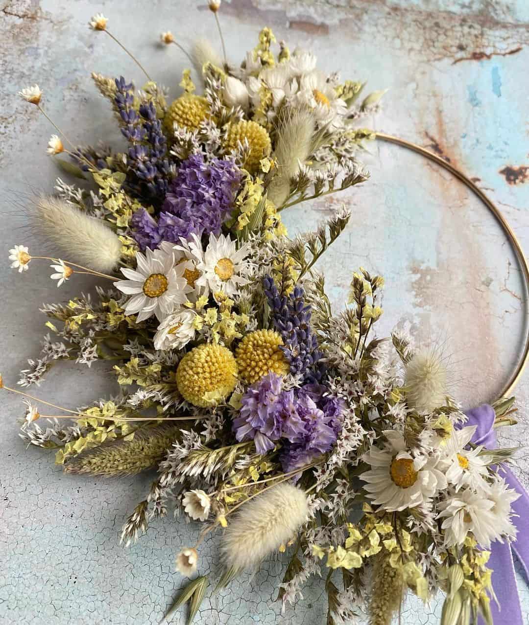 How to Make an Autumn Wreath in 5 Steps (& Budget Options) 12 dried flowers