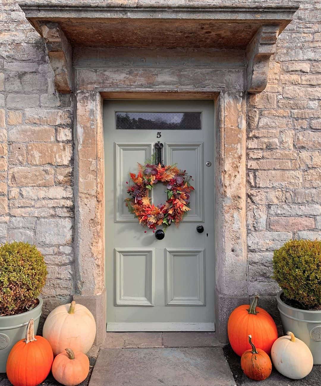 How to Make an Autumn Wreath in 5 Steps (& Budget Options) 1 how to make an autumn wreath