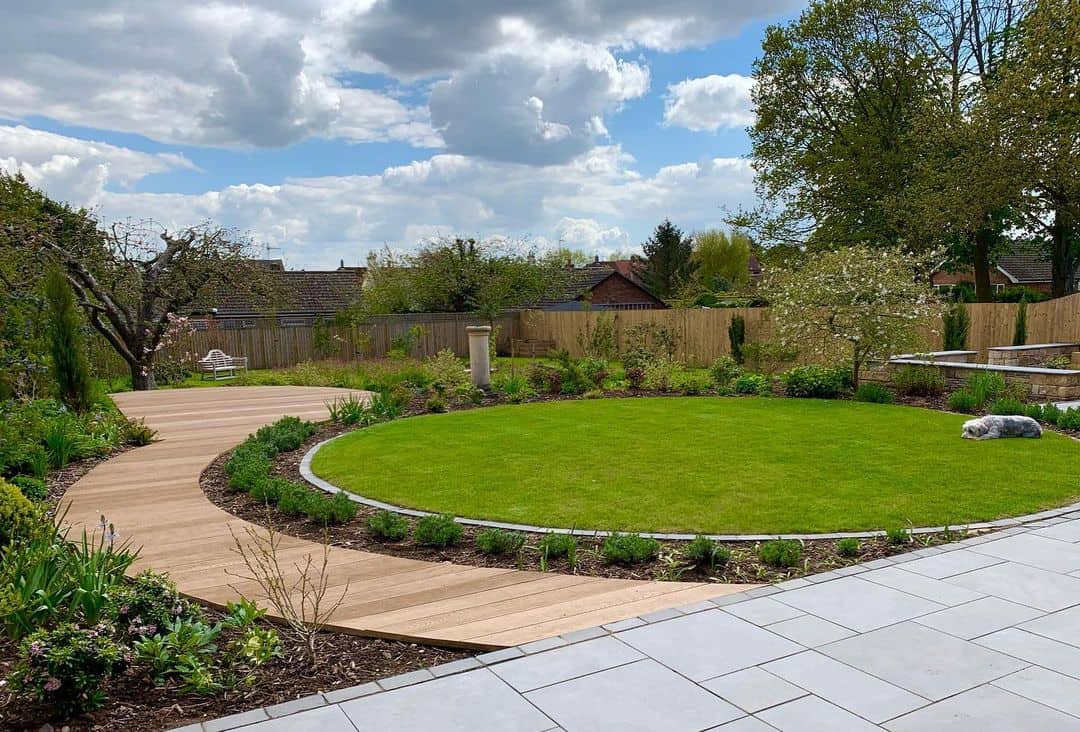 12 Circular Lawn Ideas for a Round Garden Design 7 circular lawn and decked path