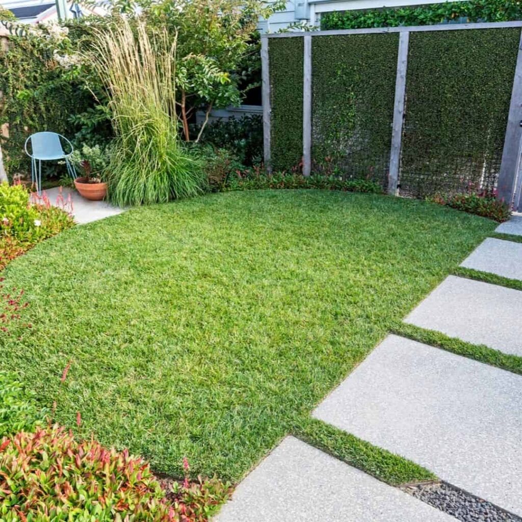 12 Circular Lawn Ideas for a Round Garden Design 11 circular lawn with large pavers