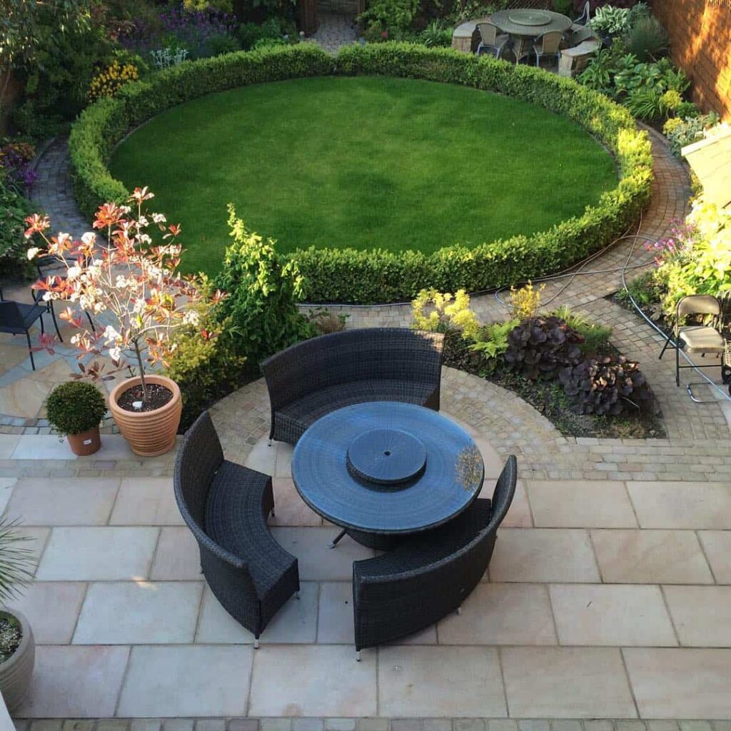 12 Circular Lawn Ideas for a Round Garden Design 8 edged circular lawn