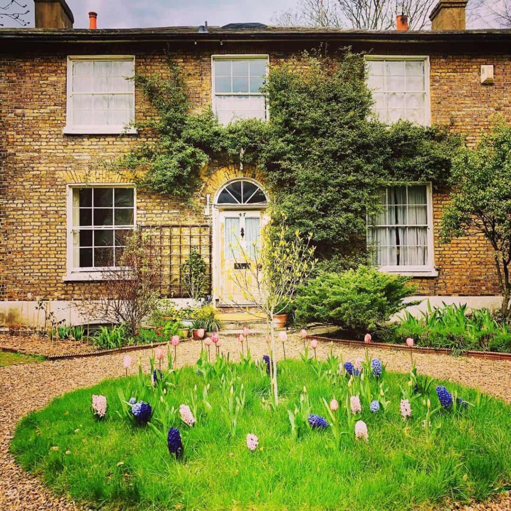 12 Circular Lawn Ideas for a Round Garden Design 6 front garden circular lawn