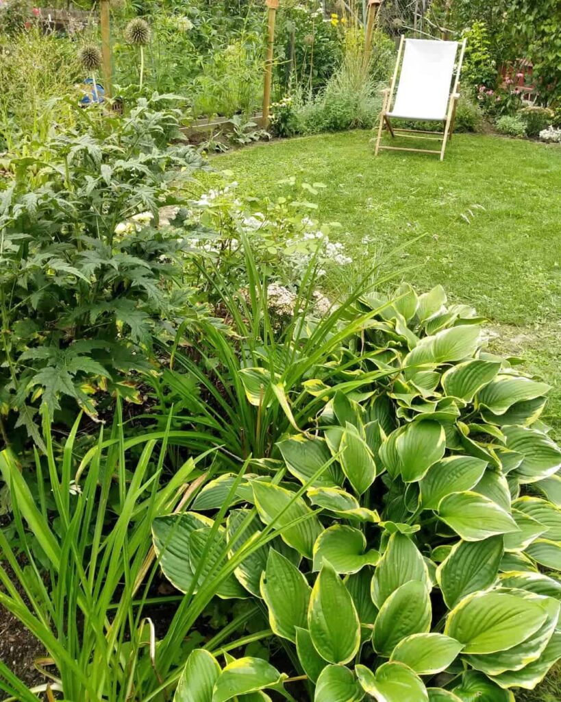 12 Circular Lawn Ideas for a Round Garden Design 4 perennial border circular lawn