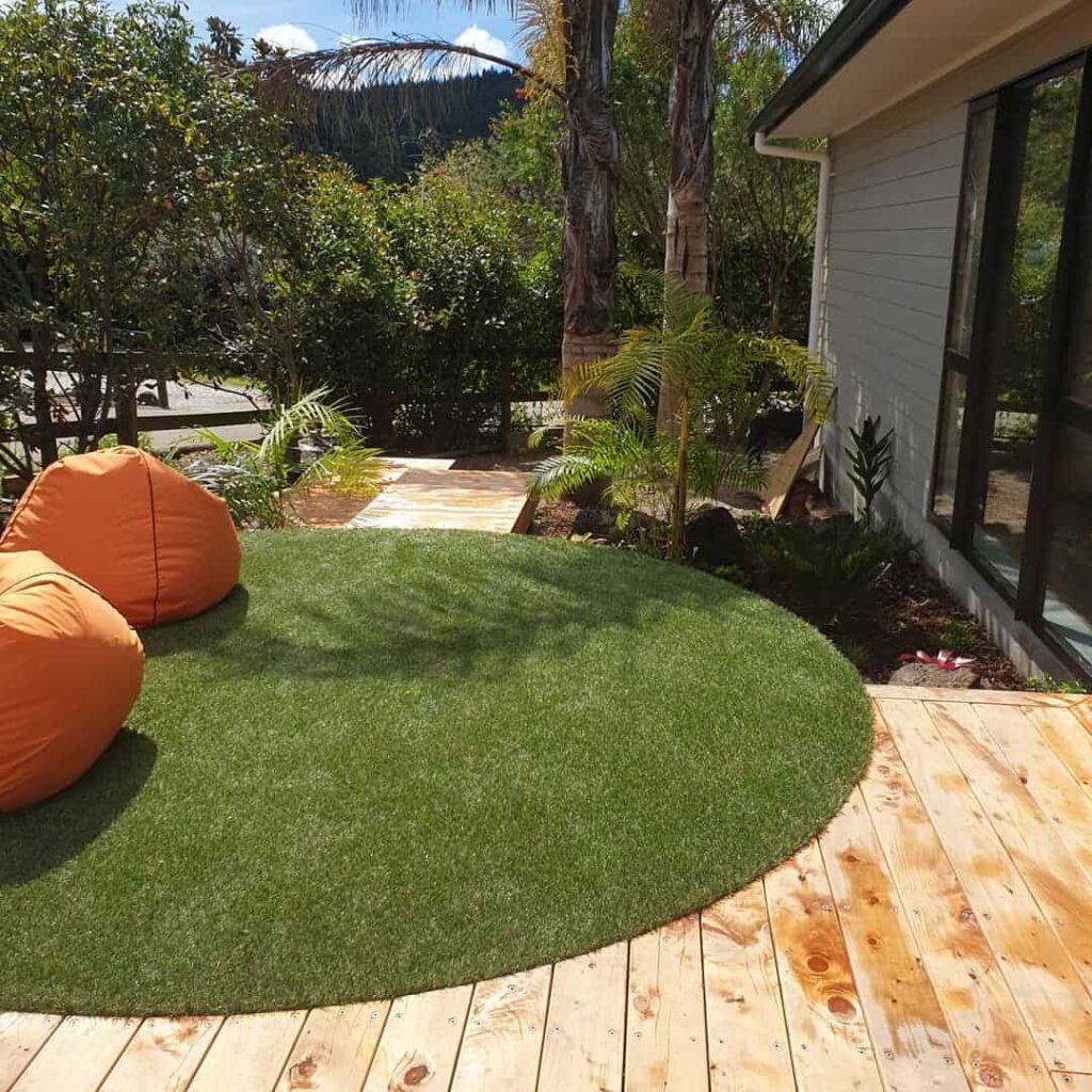 12 Circular Lawn Ideas for a Round Garden Design 10 raised circular lawn