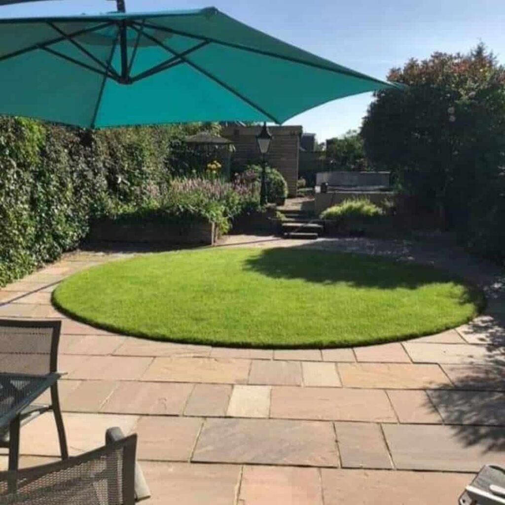 12 Circular Lawn Ideas for a Round Garden Design 5 round lawn with patio