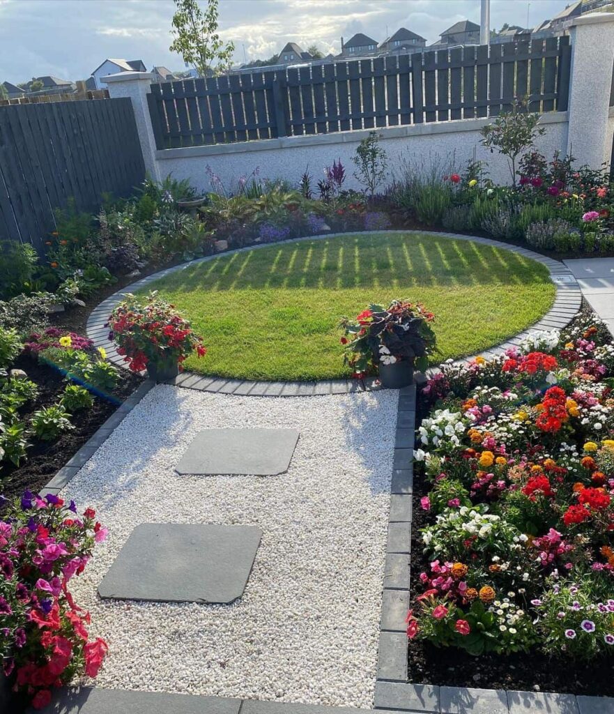 12 Circular Lawn Ideas for a Round Garden Design 1 small circular lawn