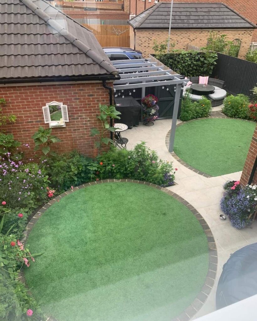 12 Circular Lawn Ideas for a Round Garden Design 12 split-level circular lawn