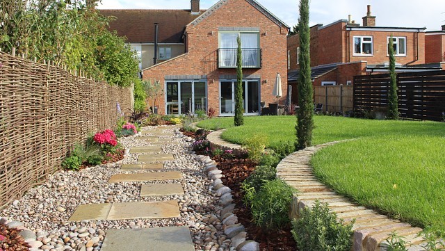 12 Circular Lawn Ideas for a Round Garden Design 2 terraced circular lawn