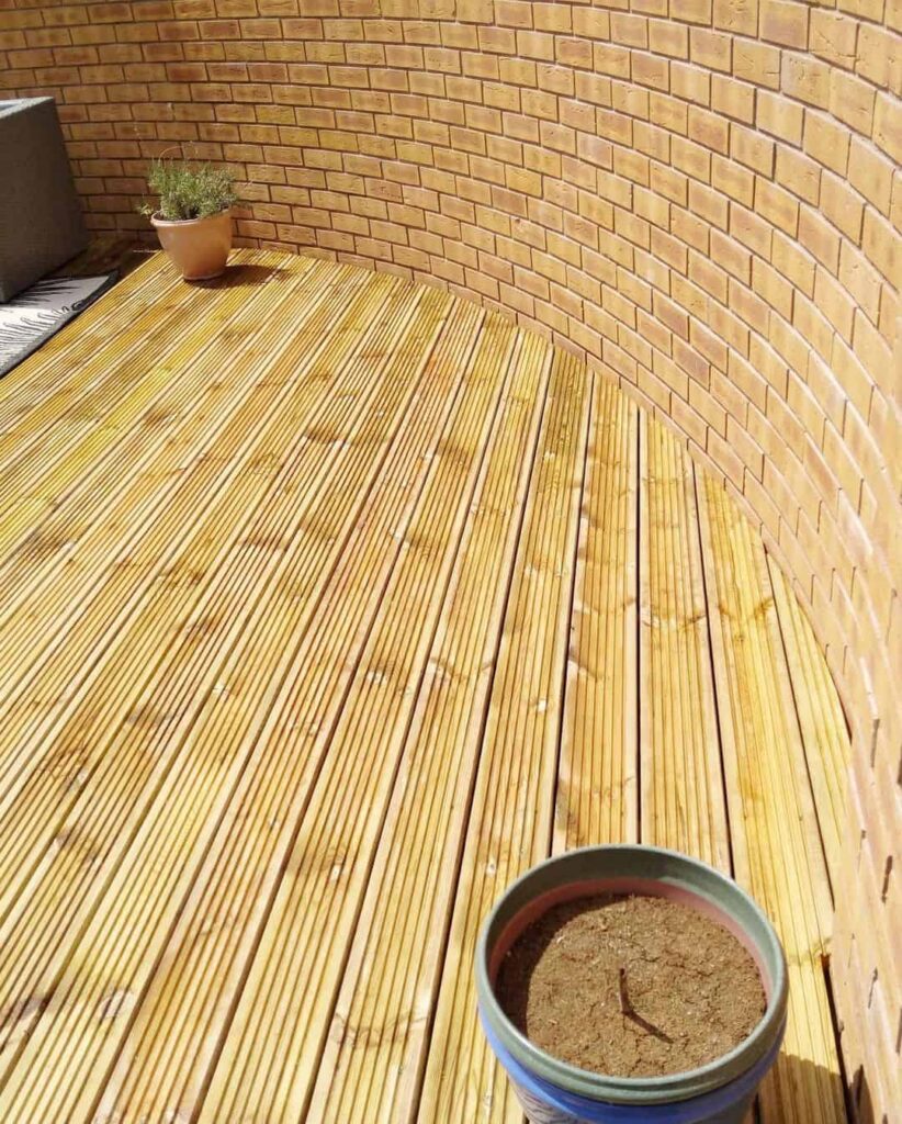 decking to the curve of a wall