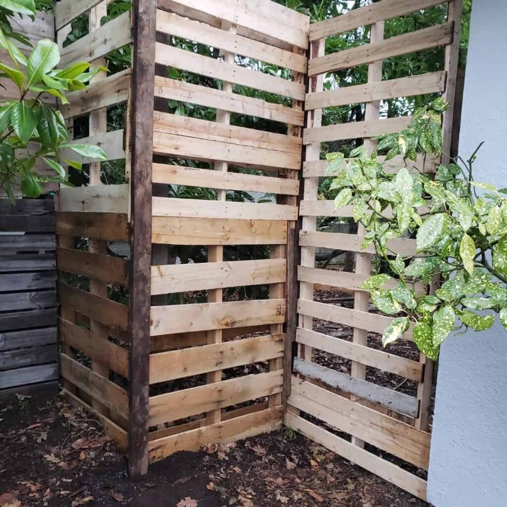 26 Privacy Fence Ideas to Keep Unwanted Eyes Away From Your Space 18 pallet fence