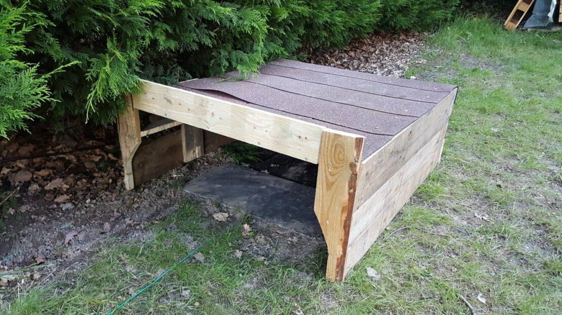 Reclaimed Pallet Robot Mower Garage